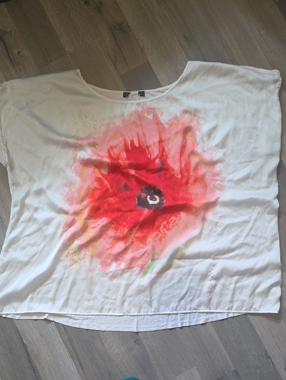 LAST CHANCE *as Is*American Eagle Outfitters White Tee with Pink and Coral Wash